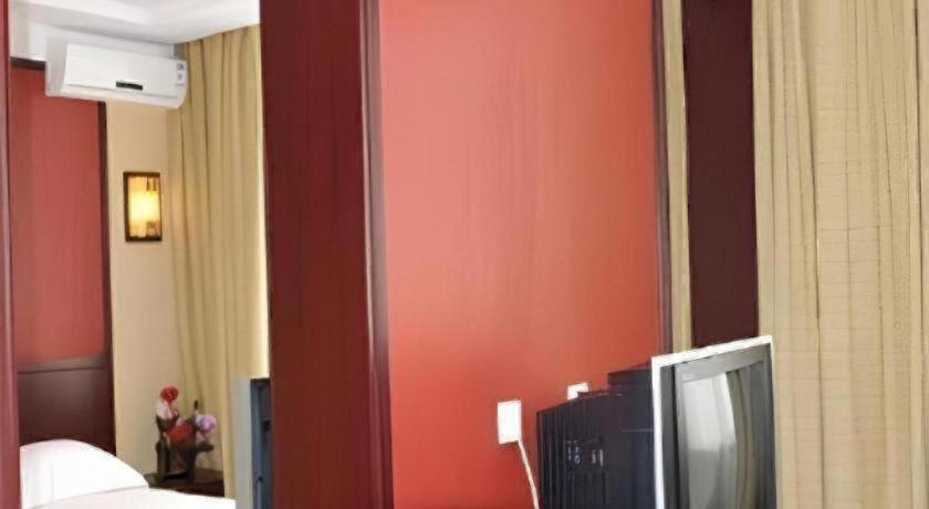 Super 8 Feng Ye Hong Qiao Hotel 2*